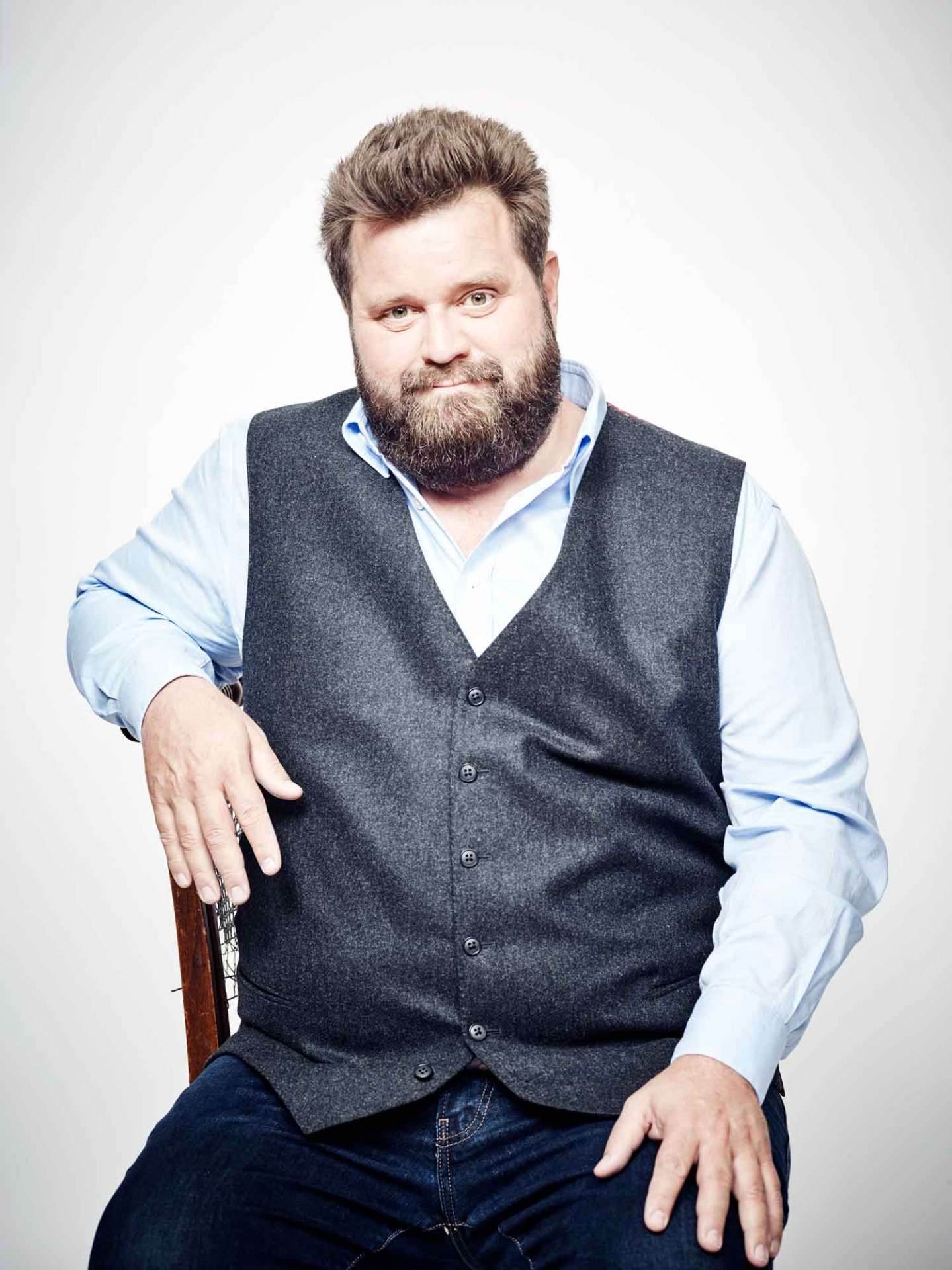 Antoine Monot entspanntes Portrait mit Weste - freundliche Ausstrahlung