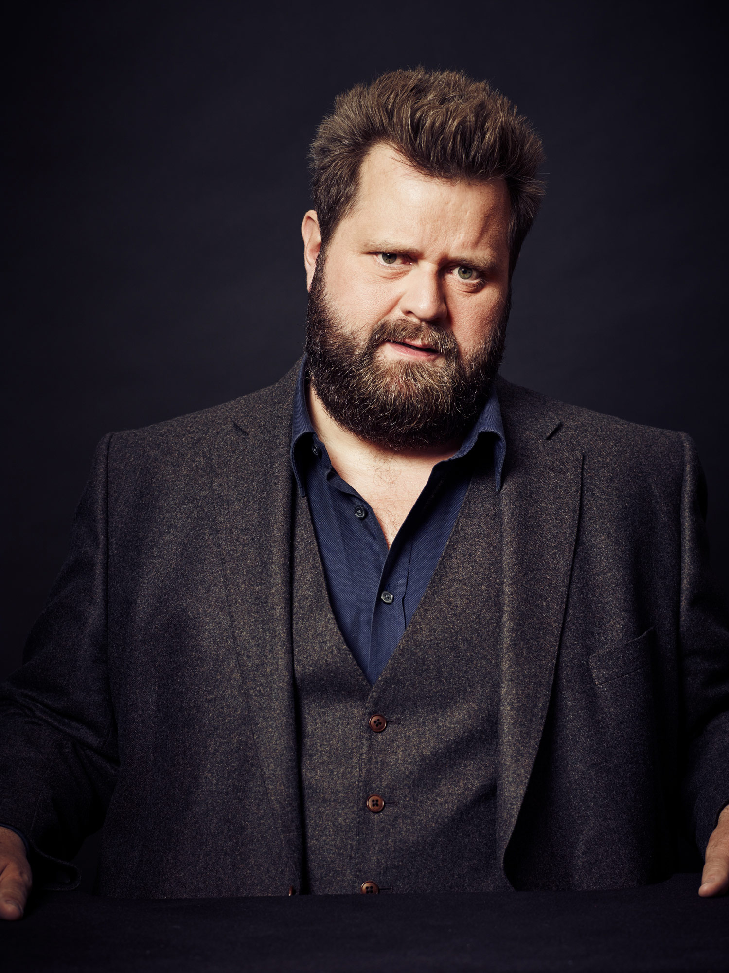 Antoine Monot ausdrucksstarkes Portrait mit dunklem Hintergrund - intensive Ausstrahlung